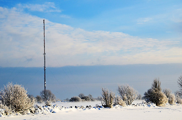 포토 JPG 해외이미지 겨울 밭 통신 자연 하늘 모바일 무선통신 세포 안테나 사람없음 파란색 스마트폰 탑 금속 광선 백발 흰색 시골 네트워크 역 전화기 수화기 라디오 신호 서리 방송 돛대 전송 소통 방사선 송신기 셀룰러 해외202004 해외포토 헤어스타일 건축물 계절 컬러 컨셉 농업 교통시설 재질 전자제품 핸드폰 스마트기기 생태계 파일형식 이미지허브