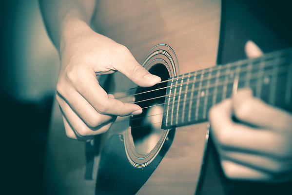 포토 JPG 해외이미지 손 연주 실내 신체부위 기타 잡기 해외202004 해외포토 음악 모션 현악기 사람 내부 파일형식 이미지허브