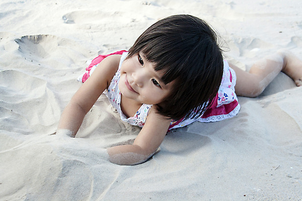 포토 JPG 해외이미지 1 라이프스타일 수영복 딸 행복 어린이 모래 바다 여행 맨발 놀이 휴가 휴식 건강 한명 미소 사람 여름 맑음 육아 흰색 표현 초보 혼자 해외202004 해외포토 옷 계절 감정 컬러 컨셉 가족 발 날씨 표정 생활 파일형식 이미지허브
