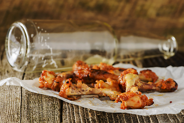 포토 JPG 해외이미지 동물 음식 백그라운드 날개 조류 뼈 맥주 건강 요리 사람없음 목재 빨간색 쌓기 식사 치킨 신선 낭비 해외202004 해외포토 나무 컬러 컨셉 재료 모션 주류 닭고기요리 파일형식 이미지허브