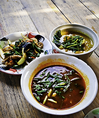 포토 JPG 해외이미지 토마토 채소 태국 양파 요리 사람없음 빨간색 초록색 식사 저녁식사 신선 뜨거움 사발 수프 향신료 준비 유기농 카레 바질 캐슈넛 핸드메이드 해외202004 해외포토 웰빙 아시아 음식 컬러 견과류 사기그릇 향미료 파일형식 이미지허브