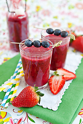 포토 JPG 해외이미지 열매 꽃무늬 과일 유리 딸기 빨대 사람없음 목재 세로 숟가락 주스 수확 유기농 블루베리 쉐이크 떨림 해외202004 해외포토 나무 식물 웰빙 꽃 음료 무늬 농업 재료 모션 재질 수저 파일형식 이미지허브