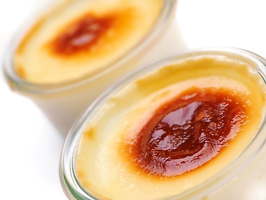 포토 JPG 해외이미지 실내 근접촬영 사람없음 두개 흰배경 푸딩 크렘브륄레 해외202004 해외포토 뷰포인트 백그라운드 2 디저트 내부 흰색 파일형식 이미지허브