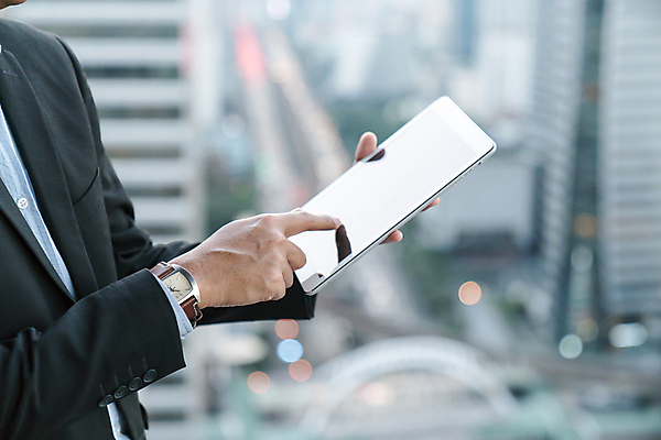 포토 JPG 해외이미지 직업 응시 남자 백그라운드 컨셉 인터넷 비즈니스 사업가 통신 성공 지붕 넥타이 사람 정장 성인 사람없음 건물 가로 컴퓨터 강 사무실 알약 흰색 도시 업무 비즈니스맨 이메일 스마트 경영자 온라인 고립 더블 소셜 정중 네트워킹 해외202004 해외포토 건축물 시선 잡화 옷 컬러 전자제품 약 작업 직장인 네트워크 리더 파일형식 이미지허브