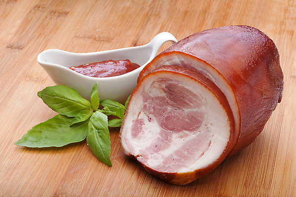 포토 JPG 해외이미지 음식 조각 토마토 육류 돼지고기 요리 사람없음 목재 빨간색 초록색 식사 흰색 신선 칼 준비 바질 훈제 수목 해외202004 해외포토 나무 컬러 채소 식재료 재료 파일형식 이미지허브