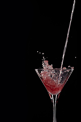 포토 JPG 해외이미지 사람없음 빨간색 칵테일 액체 붓기 액체표현 레드마티니 마티니 스플래쉬 해외202004 해외포토 컬러 모션 주류 순간포착 파일형식 이미지허브