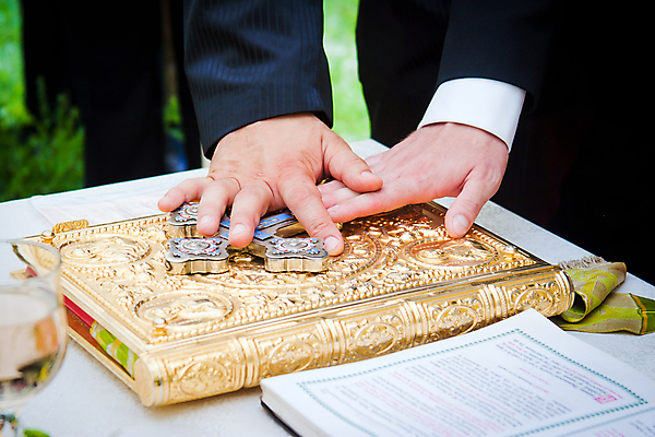 포토 JPG 해외이미지 아이콘 전통 커플 종교 문화 결혼 2 장신구 탁자 결혼식 휴가 관리 사람없음 내부 장식 책 교회 성경 흰색 축하 영혼 황금 심볼 서비스 신성 제단 해외202004 해외포토 컬러 가구 컨셉 종교용품 관계 이벤트 파일형식 이미지허브