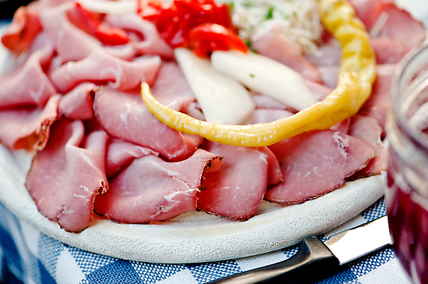 포토 JPG 해외이미지 전통 접시 음료 음식 조각 백그라운드 벤치 유리 탁자 치즈 육류 돼지고기 사람없음 야외 목재 가로 식당 식사 저녁식사 소고기 추위 신선 고명 소시지 오스트리아 칼 맛 자르기 먹기 햄 간 베이컨 점심식사 해외202004 해외포토 나무 식기 유럽 가구 컨셉 의자 식재료 재료 모션 재질 유제품 상점 장기_의학 가공식품 파일형식 이미지허브