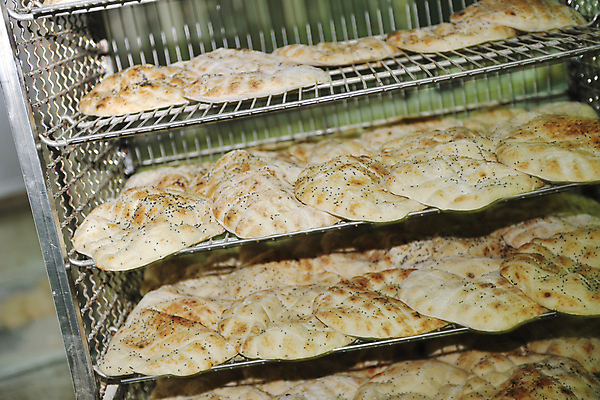 포토 JPG 해외이미지 빵 공장 실내 사람없음 카트 담기 해외202004 해외포토 음식 공업 모션 내부 파일형식 이미지허브