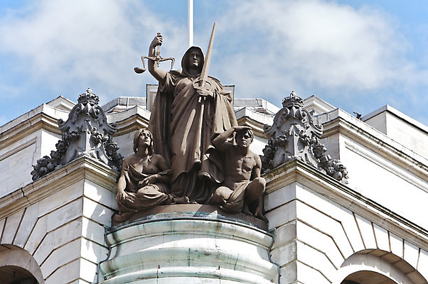 포토 JPG 해외이미지 드레스 여자 하늘 저울 3 사람 사람없음 건물 파란색 조각상 갈색 봄 코트 흰색 잡기 칼 묶기 크림 만족 런던 눈금 법 대리석 청동 법관 질서 천칭자리 공정 판결 변호사 고립 법정 옛날 재판소 평등 해외202004 해외포토 직업 건축물 옷 계절 감정 컬러 컨셉 재료 모션 영국 조형물 외투 별자리 예절 법률가 재판 파일형식 이미지허브