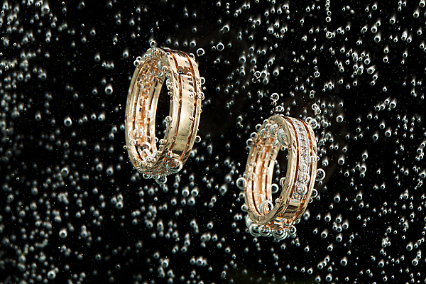 포토 JPG 해외이미지 결혼 백그라운드 유리 결혼식 불꽃 선물 사랑 사람없음 장식 물 빛 반사 유행 금속 거품 바위 축하 반지 원형 화려 황금 고급 우아함 은색 크리스탈 보석 심볼 오브젝트 다이아몬드 약혼 보물 해외202004 해외포토 자연요소 도형 감정 컬러 컨셉 장신구 재질 불 이벤트 돌_바위 광석 약속 파일형식 이미지허브