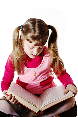 포토 JPG 해외이미지 교육 딸 어린이 한명 앉기 책 독서 기쁨 그림 해외202004 해외포토 1 감정 가족 모션 사람 파일형식 이미지허브