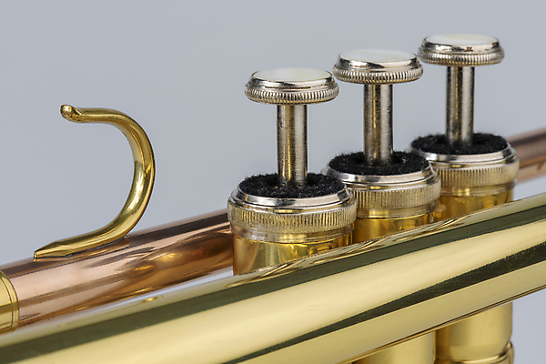 포토 JPG 해외이미지 모양 악기 음악 조각 백그라운드 버튼 3 사람없음 빛 컬러풀 반사 금속 소리 손상 거울 기구 원형 묘사 오브젝트 그림 쇼 트럼펫 튜브 놋쇠 펠트 디테일 해외202004 해외포토 도형 컬러 컨셉 재질 문화예술 금관악기 파일형식 천_직물 이미지허브