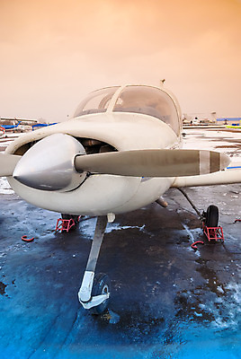 포토 JPG 해외이미지 산업 여행 겨울 날개 교통시설 하늘 비행기 사람없음 흰색 바퀴 역 공항 작음 주차 프로펠러 상업 활주로 엔진 해외202004 해외포토 계절 길 컬러 교통 항공교통 대중교통 크기 시설 파일형식 이미지허브