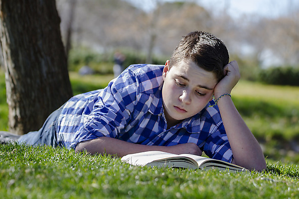 포토 JPG 해외이미지 1 학생 라이프스타일 응시 공원 교육 남자 행복 얼굴 어린이 학교 자연 한명 미소 사람 소년 야외 10대 책 초록색 스터디 청춘 독서 유치원 거짓말 초보 해외202004 해외포토 시선 공공시설 감정 컬러 컨셉 청소년 표정 생활 신체부위 학습 생태계 파일형식 이미지허브