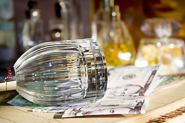 포토 JPG 해외이미지 지폐 돈 가정 가족 주택 사람없음 금융 경제 향수 해외202004 해외포토 관계 건물 화장품 재산 파일형식 이미지허브