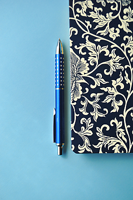 포토 JPG 해외이미지 종이 커피 음료 컨셉 지폐 꽃무늬 오리 사람없음 장식 책 물 파란색 컬러풀 사무실 독서 연필 펜 희망 공백 흰색 기록 은색 민트 오브젝트 백자 터키석 카피스페이스 해외202004 해외포토 자연요소 꽃 감정 컬러 돈 무늬 비즈니스 조류 학용품 필기구 도자기 보석 허브 파일형식 이미지허브