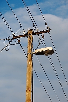 포토 JPG 해외이미지 산업 선 가로등 하늘 거리 사람없음 목재 파란색 빛 마을 힘 에너지 시골 램프 기둥 네트워크 정상 연결 작음 다발 심플 철사 시스템 봉 철탑 돛대 분배 옛날 전압 지원 현재 공급 많음 해외202004 해외포토 나무 공공시설 건축 컬러 컨셉 재료 조명 탑 크기 파일형식 이미지허브