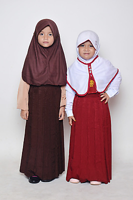 포토 JPG 해외이미지 모델 1 학생 라이프스타일 응시 여자 교육 딸 행복 아시아 얼굴 어린이 백그라운드 셔츠 학교 건강 서기 사람 동양인 야외 두명 유행 기쁨 흰색 표현 수줍음 인도네시아 해외202004 해외포토 시선 감정 나라 컬러 상의 가족 모션 인종 생활 신체부위 파일형식 이미지허브