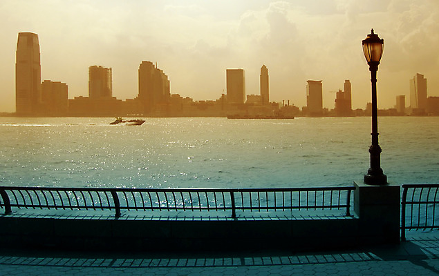 포토 JPG 해외이미지 실루엣 여행 하늘 휴가 새로움 거리 아메리카 사람없음 건물 세로 물 강 도시풍경 햇빛 반사 검은색 고층빌딩 어둠 흰색 도시 큼 맨해튼 강렬 저지 허드슨강 해외202004 해외포토 자연요소 건축물 컬러 컨셉 촬영기법 풍경 빌딩 태양 미국 크기 대륙 뉴욕 파일형식 이미지허브