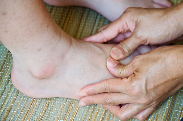 포토 JPG 해외이미지 라이프스타일 손 여자 휴식 건강 사람 사람없음 치료 스파 화장품 터치 마사지 미용사 피부 아로마테라피 테라피 바디케어 양발 치료사 해외202004 해외포토 직업 컨셉 의학 생활 신체부위 뷰티 파일형식 이미지허브