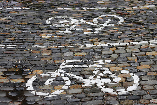 포토 JPG 해외이미지 도로 무늬 서기 사람없음 자전거 블록 조약돌 보행로 역 주차 그림 순환 마차 고정 그만 방법 해외202004 해외포토 길 교통수단 교통시설 모션 바이크 돌_바위 파일형식 이미지허브