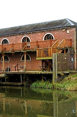 포토 JPG 해외이미지 건축양식 벽돌 영국 사람없음 야외 건물 빨간색 물 강 갈색 상점 항구 수확 도시 역사 강가 창고 타운 옛날 해외202004 해외포토 자연요소 건축물 건축 유럽 컬러 농업 교통시설 파일형식 이미지허브