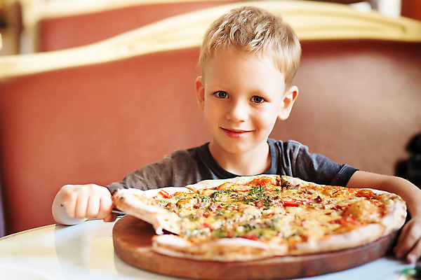 포토 JPG 해외이미지 1 접시 옷 행복 얼굴 음료 어린이 음식 조각 유리 탁자 피자 건강 한명 사람 앉기 소년 카메라 식당 식사 저녁식사 이탈리아 카페 표현 신선 잡기 맛 먹기 배고픔 충동구매 욕심 점심식사 피자집 해로움 해외202004 해외포토 식기 남자 감정 유럽 가구 컨셉 모션 재질 패스트푸드 서양음식 신체부위 전자제품 쇼핑 상점 과소비 파일형식 이미지허브