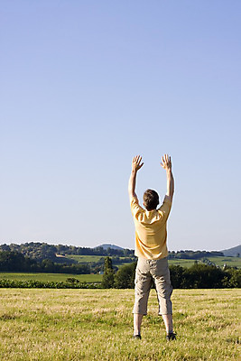포토 JPG 해외이미지 행복 무기 밭 자연 하늘 한명 서기 사람 풍경 야외 초록색 여름 파란색 맑음 기쁨 자유 행운 무료 해외202004 해외포토 1 계절 감정 컬러 컨셉 농업 모션 날씨 생태계 파일형식 이미지허브