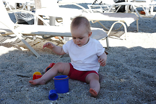 포토 JPG 해외이미지 응시 여자 딸 행복 어린이 모래 생각 놀이 휴가 휴식 사랑 한명 사람 야외 여름 아기 걸음마 천진난만 해외202004 해외포토 1 시선 계절 감정 컨셉 가족 모션 파일형식 이미지허브