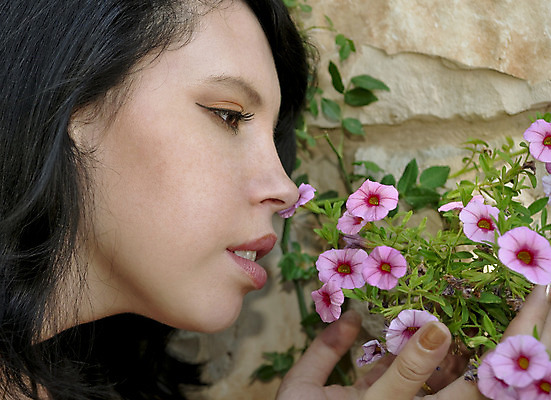 포토 JPG 해외이미지 라이프스타일 웰빙 여자 꽃 행복 얼굴 벽 백그라운드 잎 자연 휴식 건강 한명 사람 성인 야외 세로 여름 노란색 머리 침묵 우아함 피부 싱글 장면 고체 해외202004 해외포토 식물 1 계절 감정 컬러 컨셉 생활 신체부위 소리 생태계 파일형식 이미지허브