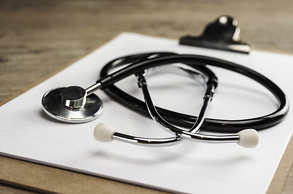 포토 JPG 해외이미지 종이 백그라운드 컨셉 비즈니스 청진기 탁자 프레임 건강 병원 사람없음 사무실 알약 약 쪽지 공백 장비 의사 수확 하트 업무 약국 연습 사인 질감 클립 패드 돌봄 서류판 헬프 해외202004 해외포토 모양 가구 농업 의학 의료기기 모션 사무용품 의료진 작업 도움 파일형식 이미지허브