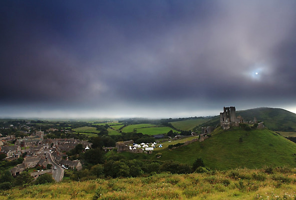 포토 JPG 해외이미지 구름 영어 유럽 벽 유적 건축양식 자연 하늘 날씨 영국 잉글랜드 그림자 풍경 사람없음 건물 빛 안개 바위 성 중세 역사 신비 언덕 공상 마법 옛날 파멸 오싹 해외202004 해외포토 자연요소 문자 전통 건축물 건축 나라 컨셉 돌_바위 생태계 파일형식 소멸 이미지허브