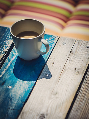 포토 JPG 해외이미지 커피 음료 음식 탁자 아침 따뜻함 그림자 사람없음 목재 컵 파란색 사무실 갈색 검은색 힘 카페 우유 머그컵 흰색 점 얼룩 뜨거움 닫기 맛 큼 가득함 컵받침 아메리카노 카푸치노 에스프레소 라떼 백자 중고 카페인 억울 해외202004 해외포토 주간 나무 식기 감정 컬러 가구 컨셉 비즈니스 재료 모션 유제품 상점 도자기 크기 받침대 파일형식 이미지허브