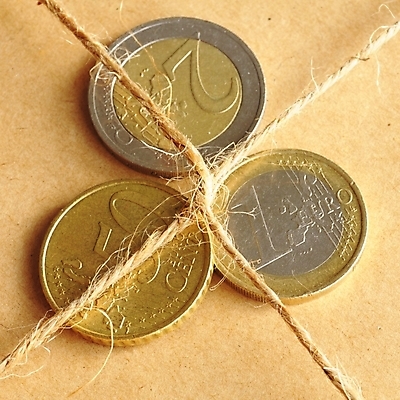 포토 JPG 해외이미지 컨셉 돈 비즈니스 사람없음 금융 쇼핑 상자 갈색 동전 유로 코드 구매 서비스 질서 온라인 요금 포장소품 공급 비용 해외202004 해외포토 컬러 포장 경제 예절 재산 오브젝트 포장재료 파일형식 이미지허브