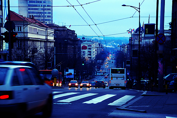 포토 JPG 해외이미지 유럽 선 건축양식 자동차 아침 전등 조명 화살 거리 버스 사람 사람없음 야외 건물 파란색 빛 도시풍경 걷기 어둠 램프 도시 보행자 센터 보행로 야간 저녁 오솔길 택시 타운 동쪽 일반 통과 건너기 발칸반도 방법 세르비아 직진 스타일 해외202004 해외포토 주간 자연요소 건축물 건축 나라 길 육상교통 컬러 모션 승용차 대중교통 풍경 방향 파일형식 이미지허브