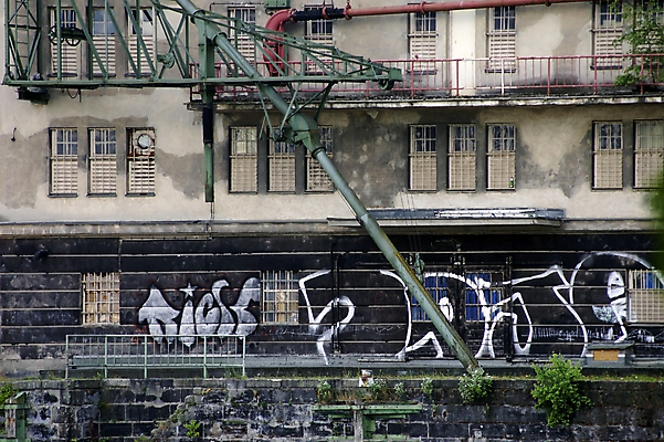 포토 JPG 해외이미지 창문 공장 난간 날씨 사람없음 금속 수확 도시 그래피티 부식 복고 타운 뒤뜰 옛날 파멸 해외202004 해외포토 컨셉 농업 공업 재질 낙서 그림 파일형식 소멸이미지허브 