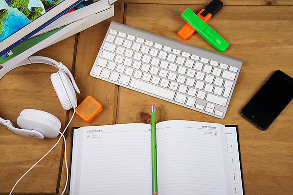 포토 JPG 해외이미지 학생 교육 백그라운드 모바일 주택 직장 사람없음 목재 책 노트북 컴퓨터 연필 헤드폰 공백 키보드 업무 정상 책상 카피스페이스 해외202004 해외포토 나무 음향기기 가구 회사 재료 학용품 건물 전자제품 필기구 작업 파일형식 이미지허브