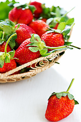 포토 JPG 해외이미지 열매 음식 다이어트 과일 딸기 디저트 건강 사람없음 빨간색 초록색 바구니 신선 달콤 칼로리 내추럴 해외202004 해외포토 식물 컬러 맛 파일형식 이미지허브