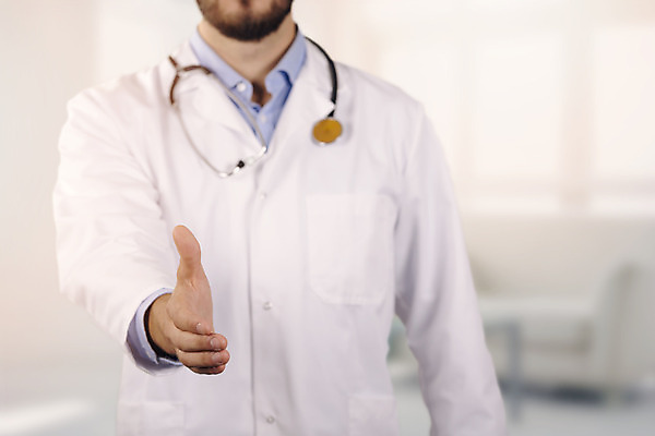 포토 JPG 해외이미지 손 남자 백그라운드 컨셉 유니폼 협력 악수 수염 따뜻함 병원 관리 한명 사람 방 의사 흰색 인사 확대 사인 흔들림 주기 환영 떨림 해외202004 해외포토 1 옷 컬러 의학 모션 손짓 신체부위 의료진 예절 파일형식 이미지허브