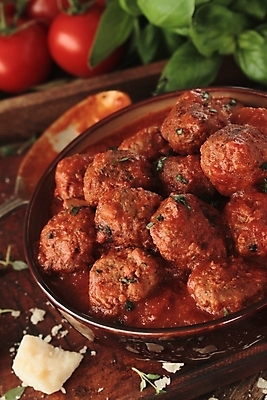 포토 JPG 해외이미지 그릇 음식 토마토 파스타 스파게티 사람없음 식사 저녁식사 이탈리아 미트볼 만들기 토마토소스 점심식사 해외202004 해외포토 식기 유럽 채소 모션 서양음식 소스_음식 파일형식 이미지허브