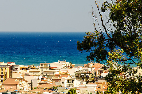 포토 JPG 해외이미지 응시 바다 섬 여행 건축양식 하늘 휴가 주택 사람없음 야외 건물 물 파란색 항구 맑음 도시 고급 지중해 휴양지 타운 해외202004 해외포토 자연요소 건축물 시선 건축 컬러 컨셉 교통시설 날씨 장소 파일형식 이미지허브