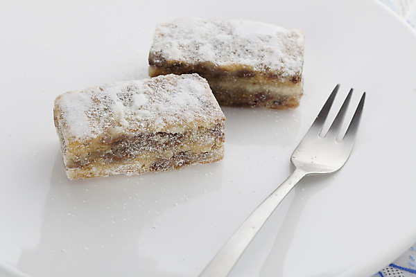 포토 JPG 해외이미지 접시 커피 음료 음식 조각 포크 크리스마스 디저트 사탕 사람없음 케이크 달콤 아침식사 굽기 슈가파우더 해외202004 해외포토 식기 기념일 식사 맛 구이 파일형식 이미지허브