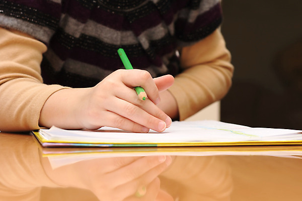 포토 JPG 해외이미지 나무 백인 손 디자인 교육 종이 어린이 백그라운드 패턴 손가락 학교 주택 미술 사람 소녀 사람없음 책 가로 빨간색 초록색 연필 노란색 우주 공백 엄지손가락 흰색 기록 작업 선택 스케치 그림 크레파스 각도 팔 유일 해외202004 해외포토 서양인 식물 여자 컬러 컨셉 무늬 문화예술 학용품 건물 신체부위 필기구 파일형식 이미지허브