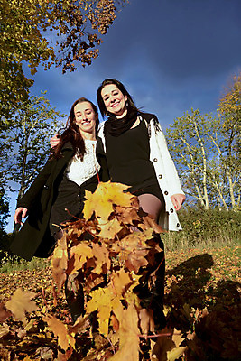 포토 JPG 해외이미지 나무 공원 여자 행복 단풍 잎 2 장난 모션 자연 놀이 웃음 두명 세로 초록색 갈색 걷기 산책 가을 행운 킥 언니 성인여자만 해외202004 해외포토 식물 계절 공공시설 감정 컬러 컨셉 가족 휴식 표정 사람 생태계 자매 여자만 성인만 파일형식 이미지허브