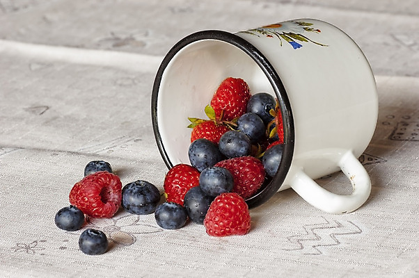 포토 JPG 해외이미지 열매 음식 과일 자연 탁자 딸기 디저트 건강 사람없음 컵 빨간색 머그컵 수확 신선 달콤 맛 유기농 블루베리 날것 산딸기 내추럴 채식주의자 해외202004 해외포토 식물 식기 웰빙 컬러 가구 컨셉 농업 생태계 채식 파일형식 이미지허브