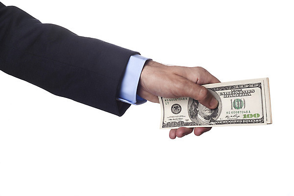 포토 JPG 해외이미지 손 남자 종이 백그라운드 컨셉 지폐 돈 비즈니스 손가락 성공 사람 정장 사람없음 금융 쇼핑 세일 달러 저축 흰색 잡기 비즈니스맨 절약 재산 구매 주기 투자 결제 뇌물 계산서 월급 빚 고립 위기 해외202004 해외포토 옷 컬러 모션 신체부위 경제 직장인 파일형식 이미지허브