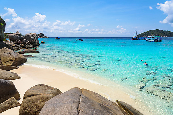 포토 JPG 해외이미지 구름 라이프스타일 계절 아시아 모래 바다 섬 여행 태국 자연 하늘 휴가 풍경 사람없음 야외 물 여름 파란색 여행객 맑음 수영 기쁨 바위 흰색 만 보트 다이빙 암초 안다만 파라다이스 푸켓 수평선 해외202004 해외포토 자연요소 감정 나라 컬러 배_교통 날씨 사람 생활 돌_바위 수상스포츠 생태계 수중스포츠 파일형식 이미지허브