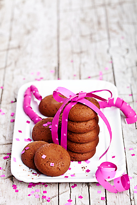 포토 JPG 해외이미지 접시 리본 포장 사람없음 쌓기 쿠키 초콜릿 달콤 꽃가루 나무배경 해외202004 해외포토 식기 백그라운드 모션 디저트 맛 가루 파일형식 이미지허브