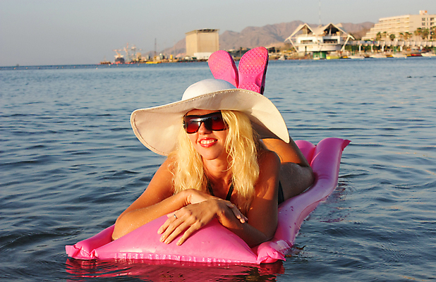 포토 JPG 해외이미지 응시 계절 여자 행복 감정 안경 얼굴 분홍색 여행 신체 부분 하늘 날씨 휴가 휴식 한명 사람 야외 여름 비키니 우주 흰색 매트리스 표현성 해외202004 해외포토 1 시선 잡화 수영복 컬러 컨셉 신체부위 파일형식 이미지허브